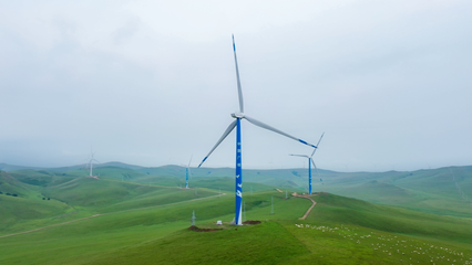 矗立在草原上的風(fēng)電機組。